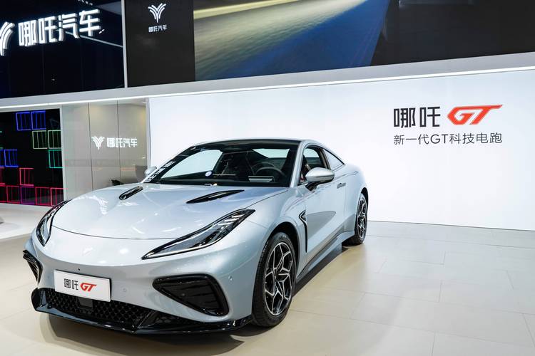 成都79哪吒汽车在智能汽车领域的表现，领途汽车在新能源汽车市场中的影响力